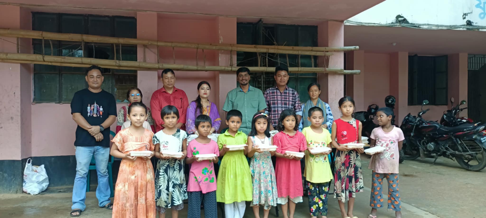 রাঙামাটিতে শিশু পরিবারের ২০০ জনকে মৌসুমি ফল উপহার দিলেন দুই দম্পতি